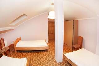 Отель Ekran Hotel Львов Трехместный номер эконом-класса с общей ванной комнатой-1